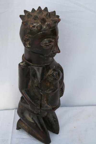 Yaka(maternité), d`afrique : Rép.démoncratique du Congo., statuette Yaka(maternité), masque ancien africain Yaka(maternité), art du Rép.démoncratique du Congo. - Art Africain, collection privées Belgique. Statue africaine de la tribu des Yaka(maternité), provenant du Rép.démoncratique du Congo., 1589/3139.Ancienne maternité Yaka H.22cm.Une mère agenouillée tenant son enfant pour lui donner le sein.Belle sculpture très soignée,ancienne patine. 1ère moitié du 20eme sc.

Mooi oud Yaka moederschap.Ze stelt een geknielde voorouder voor die haar kind de borst geeft,heel mooie sculptuur. 1ste helft 20ste eeuw.

. art,culture,masque,statue,statuette,pot,ivoire,exposition,expo,masque original,masques,statues,statuettes,pots,expositions,expo,masques originaux,collectionneur d`art,art africain,culture africaine,masque africain,statue africaine,statuette africaine,pot africain,ivoire africain,exposition africain,expo africain,masque origina africainl,masques africains,statues africaines,statuettes africaines,pots africains,expositions africaines,expo africaines,masques originaux  africains,collectionneur d`art africain